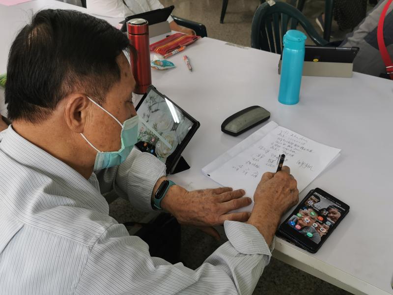 將近80歲的阿公，都還認真做筆記上課，活到老學到老