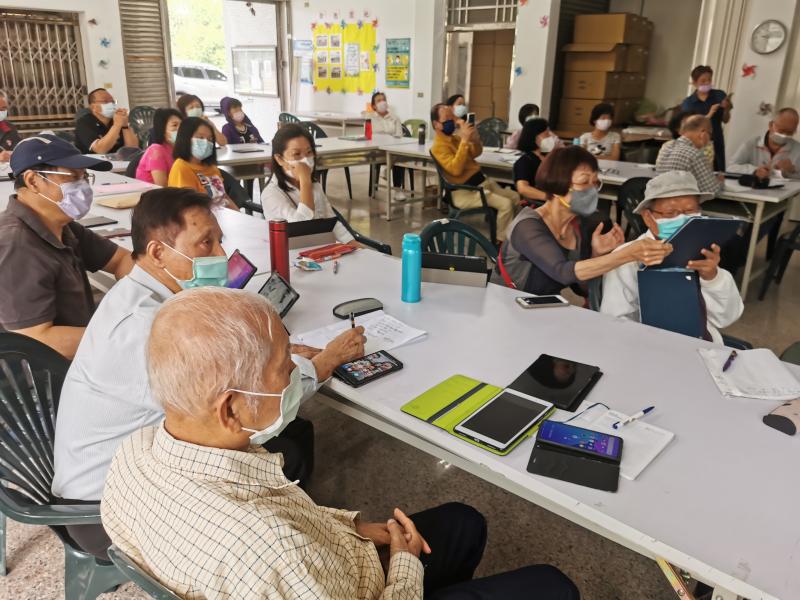 難得永隆這邊有數位課程，學員都非常珍惜並踴躍上課，報名諮詢遠遠超過原本限制人數，經過協商同意增加，DOC也加派志工助教協助來幫忙輔導避免學習狀況有落差