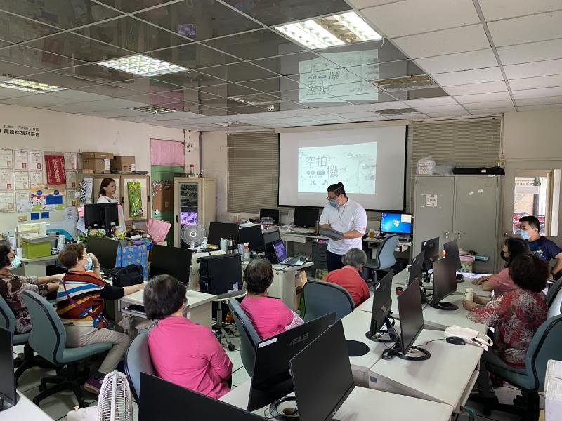 老師用簡報教導學員