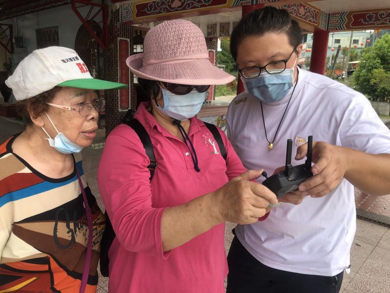 學員操作空拍機，老師在旁教導