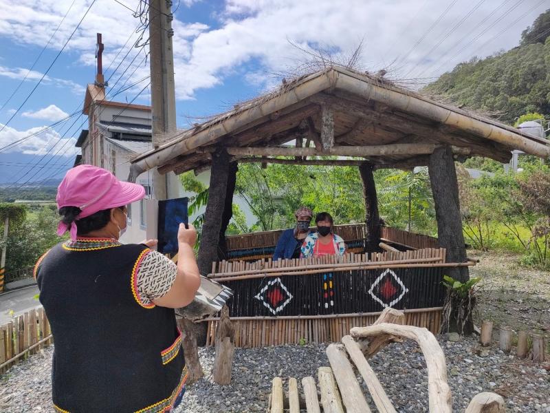 講師改變學習環境，讓學員進行戶外基礎攝影學習。