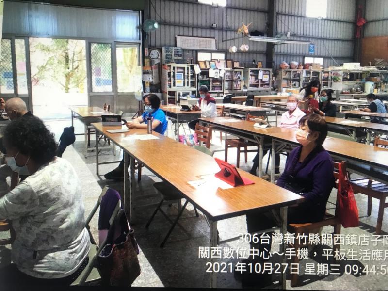 老師親自指導學員操作平板
