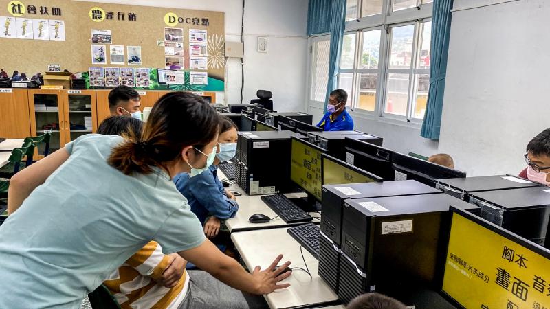 講師指導學生處理操作時遇到的困難