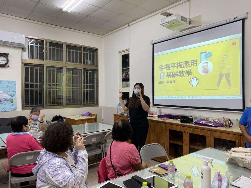 講師向大家介紹平板