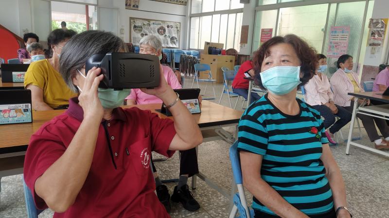 民眾使用VR眼鏡的情況