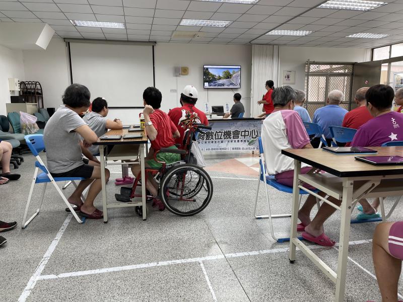講師利用街景帶學員看外面的景色
