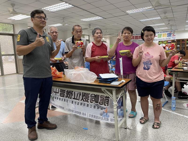 學員分到泡麵滿足的表情