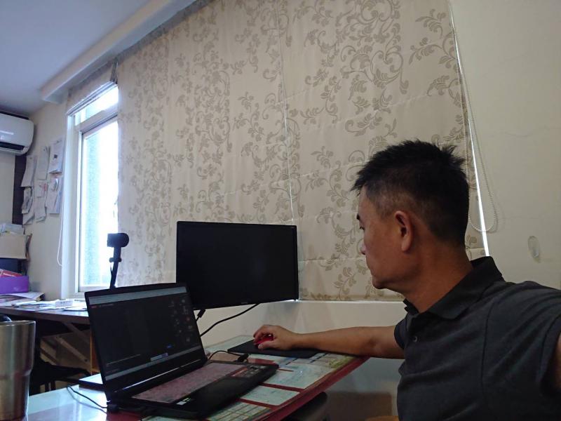 老師認真上課的樣子