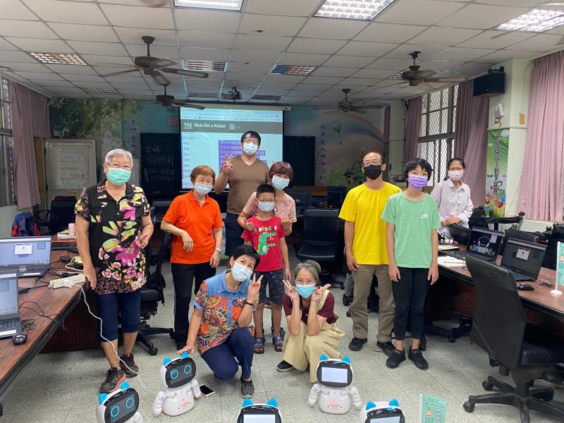 與凱比機器人合照