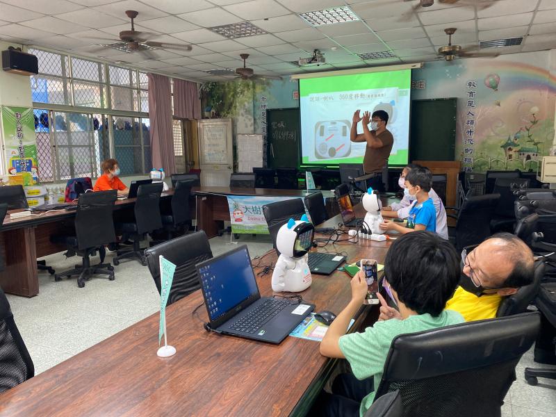 講師介紹凱比機器人的構造