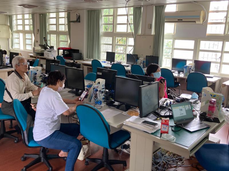 講師講解常用社群軟體