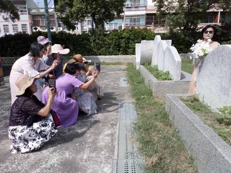 記得拍照時攝影師的高度不可以太高，這樣上傳網路雲端後，別人看到才不會變成小矮人。