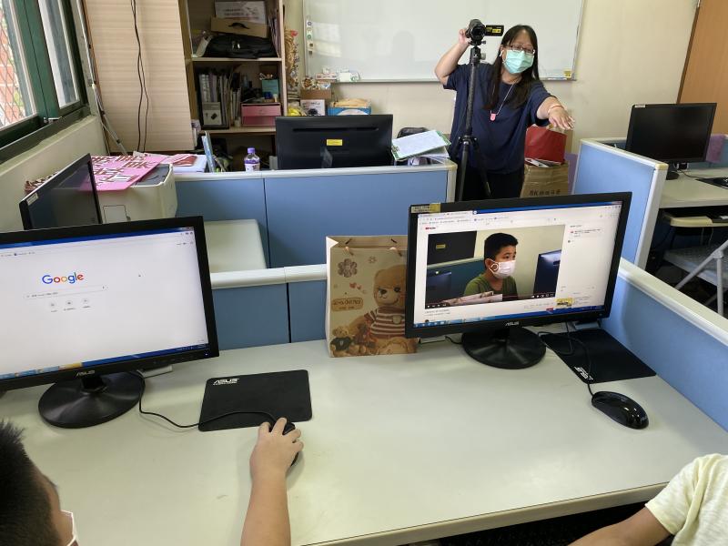 學員對著攝影機介紹自己。