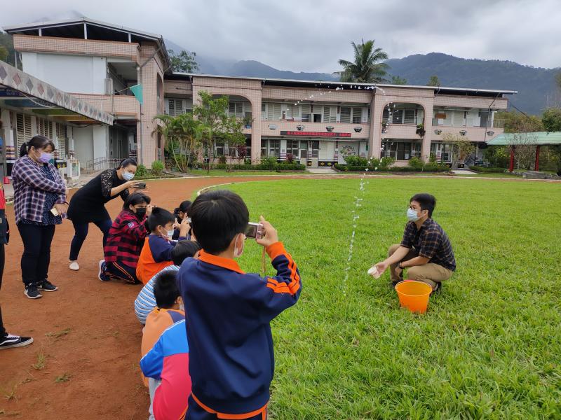 講師帶領學生到戶外訓練拍攝水波的倒影