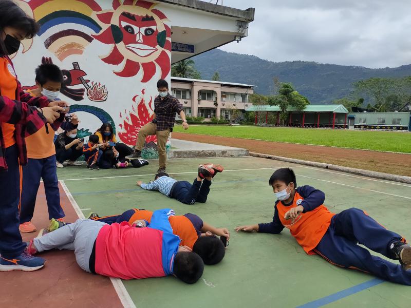 講師與學員一起拍攝錯視拍攝。