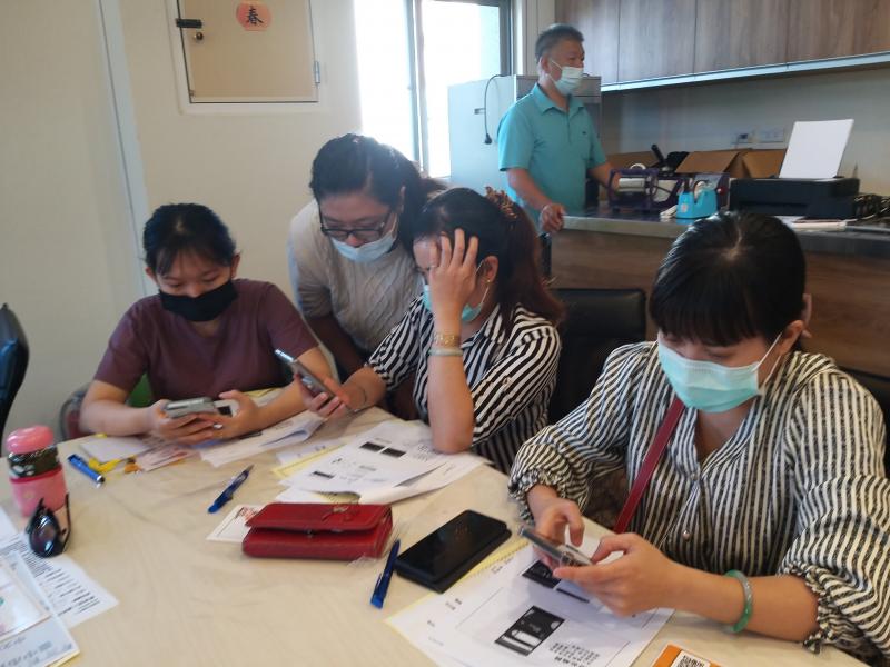 教導學員如何操作