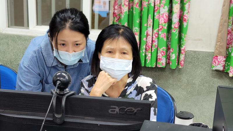 老師解決學員遇到的難題。