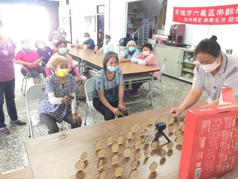 講師指導學員使用手機操控VIRB360相機