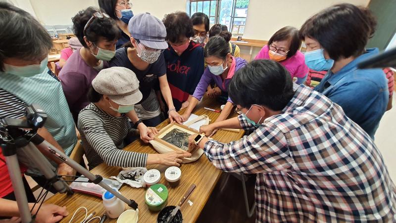 講師示範絹印刷圖。