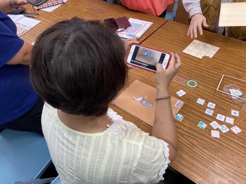 學員以道具來練習逐格動畫應用