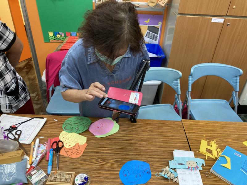 學員自行設計水母圖騰，透過逐格APP拍攝倒立水母遊林園