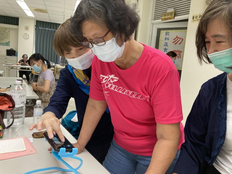 老師親切的與學員進行逐格拍攝指導