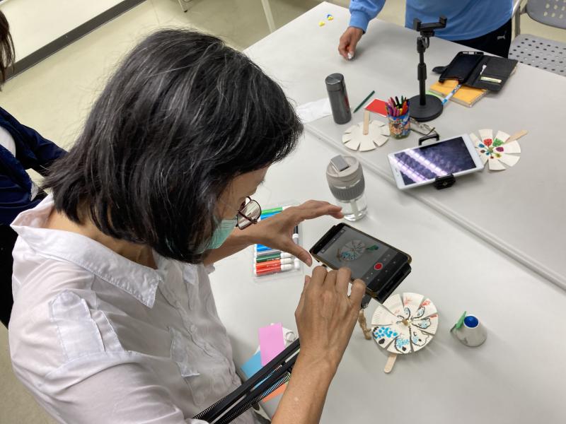 學員專注的拍攝自行設計的小道具