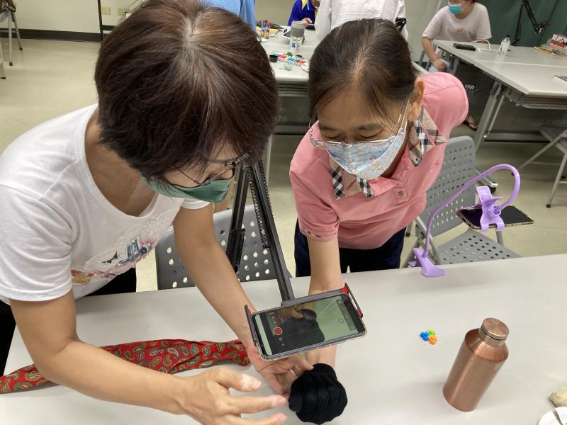 學員分組進行以兩個一組，分工合作，一個拍攝一個移動物件，拍出有趣的應景聖誕節逐格影片