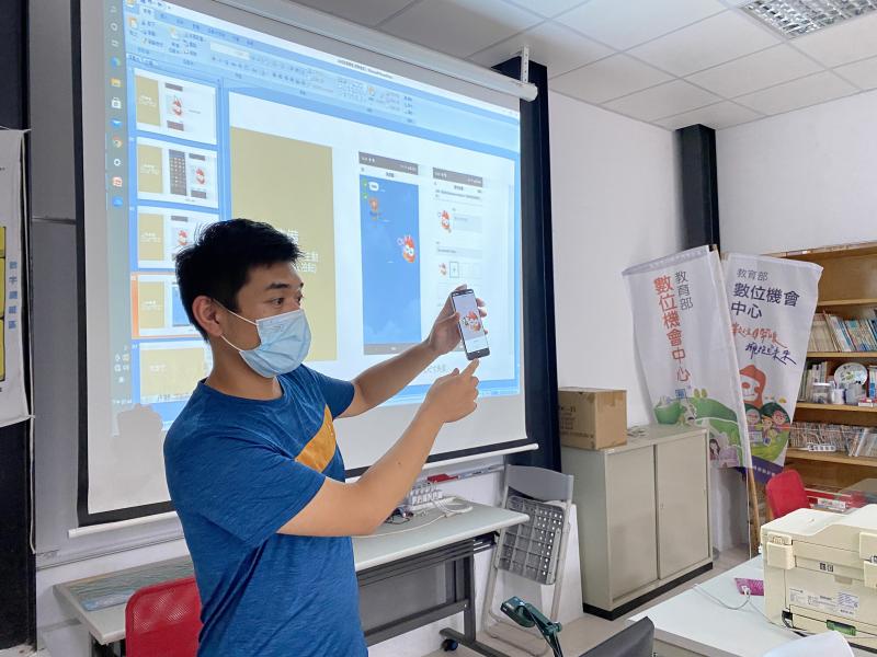 講師說明LIME拍貼的工具，加上可愛的表情符合與文字。