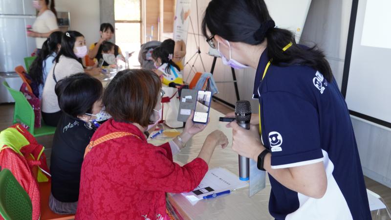 講師教導學員如何操作