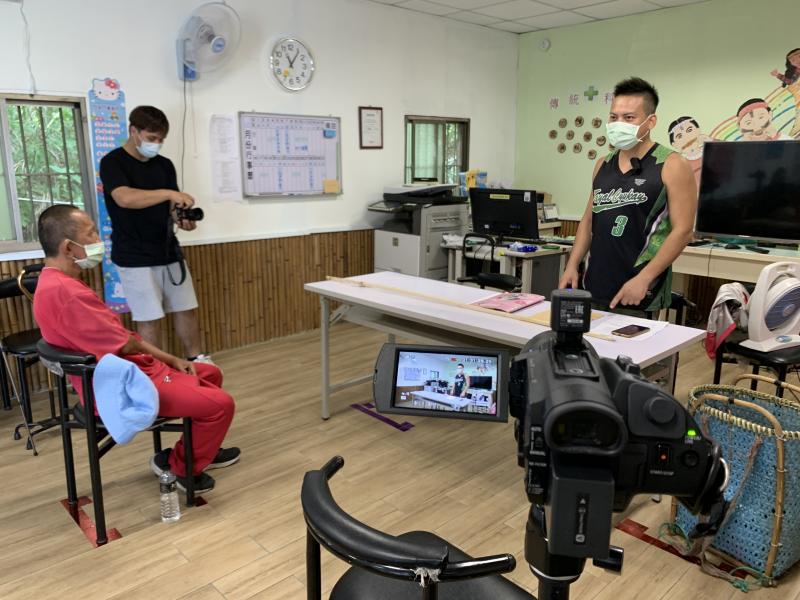 學員輪流操作錄影設備採訪講師