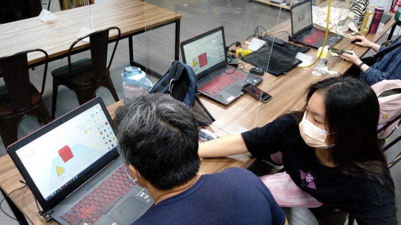 學員操作畫面   學員互相討論學習