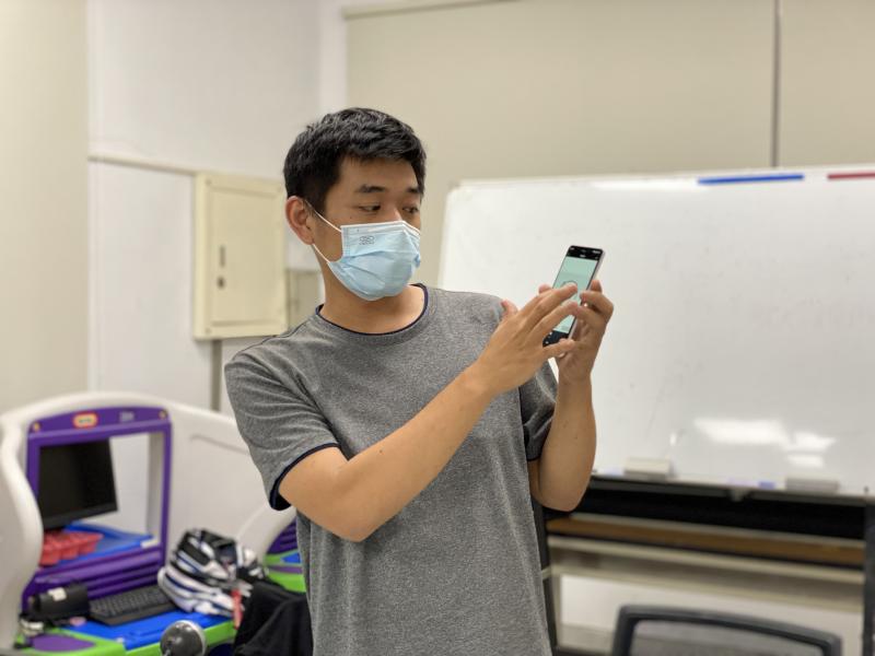 課程開始時，講師請學員們下載課堂中使用的APP，並略介紹使用的順序跟功能。