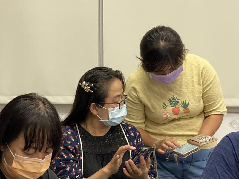 DOC駐點人員協助學員，製作操作上的困難。