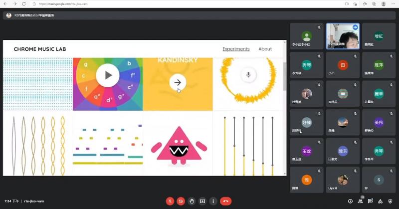 講師正在說明上課會使用的音樂製作網站。