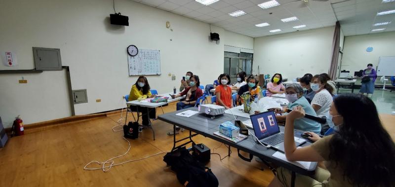 潮州數位中心學員 認真教學