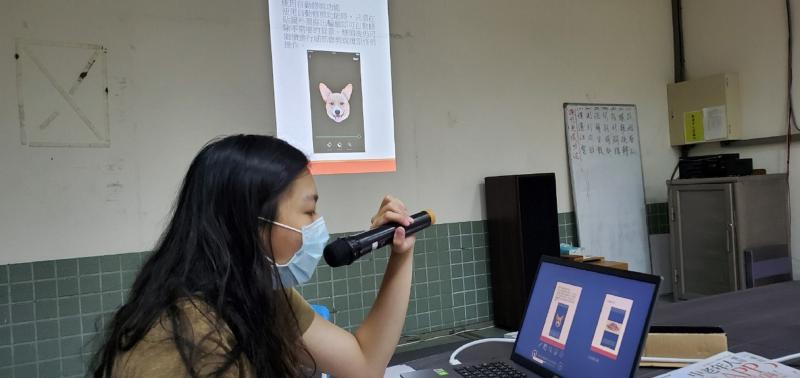 潮州數位中心學員 認真教學LINE貼圖課程圓滿複習。成功