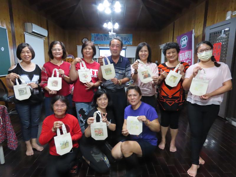 學員完成作品後開心的與老師合照