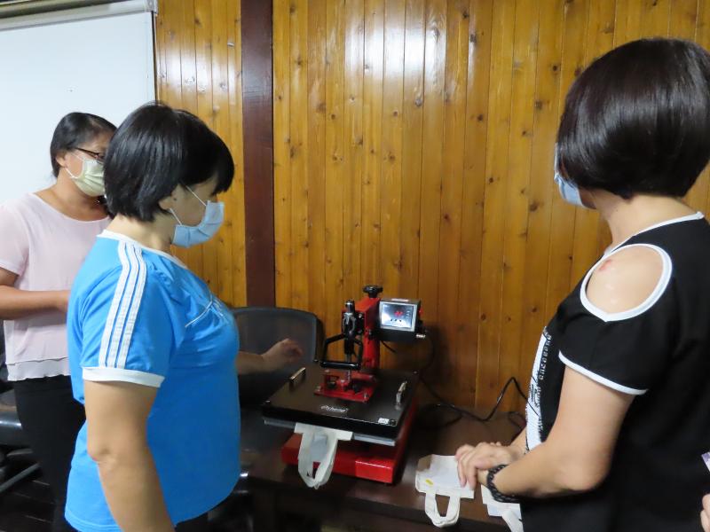 學員學習自己設計圖案輸出轉印成品