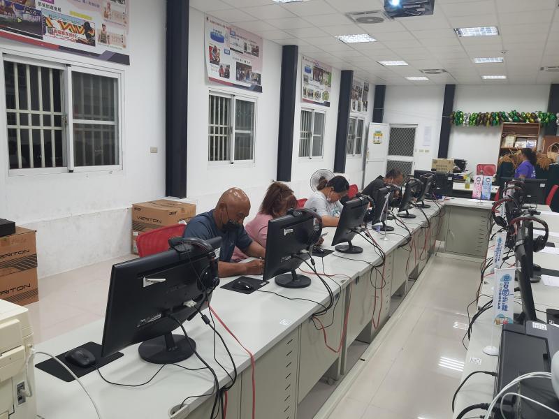 學員們都很忙，忙著聯繫許多事情、忙這忙那的電話接不完，還必須到外面接電話真離譜。