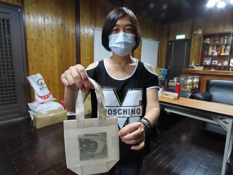 嚴春枝學員自己設計圖案.親身體驗印出的作品