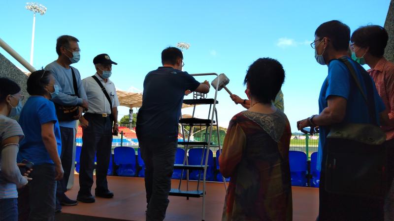 善用週圍的工具代替腳架，讓拍照更穩