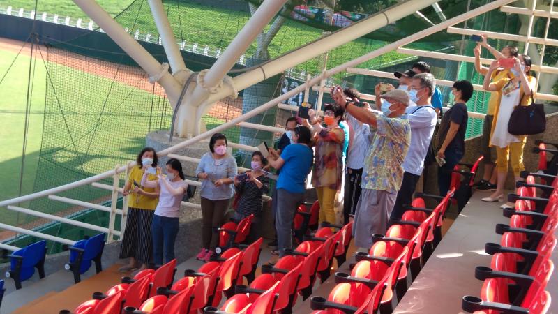 老師帶領同學們於智慧教育中心旁環境拍攝