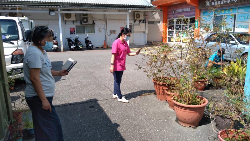 帶領同學至戶外實體練習如何使用形色APP