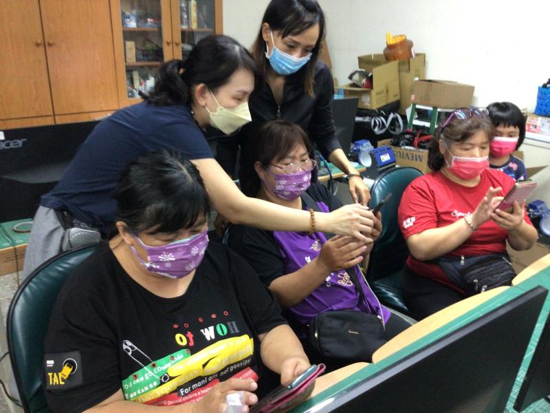 講師指導學員手機拍攝設定與操作技巧