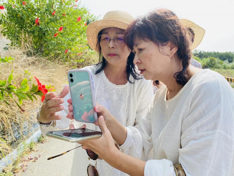 帶著學員到戶外拍照