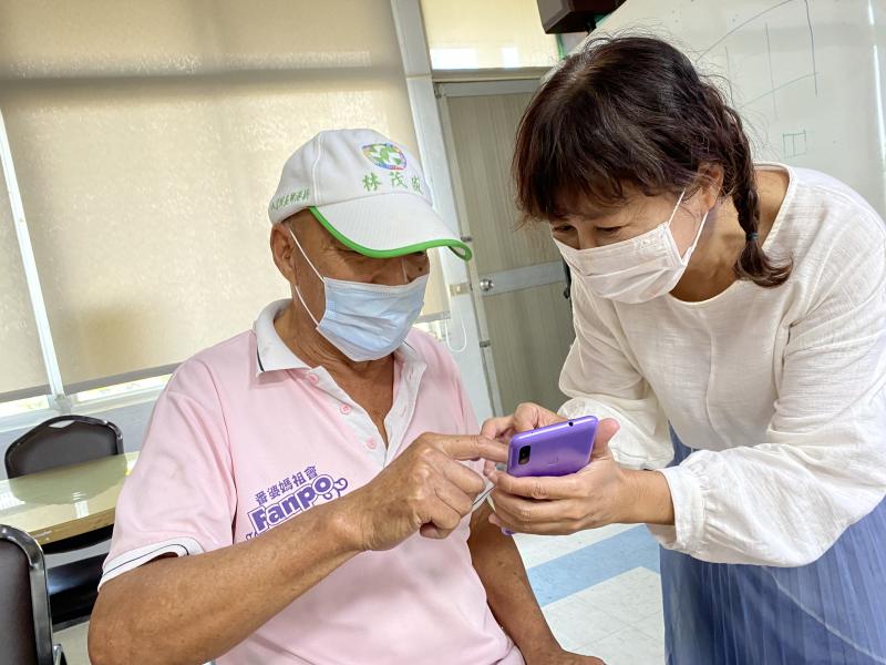 講師教學員把照片上傳雲端及line