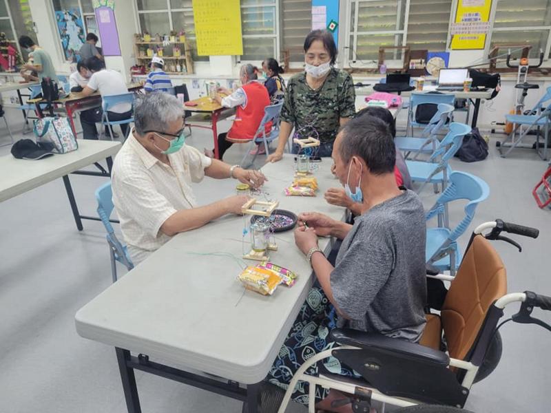 學員互相討論學習