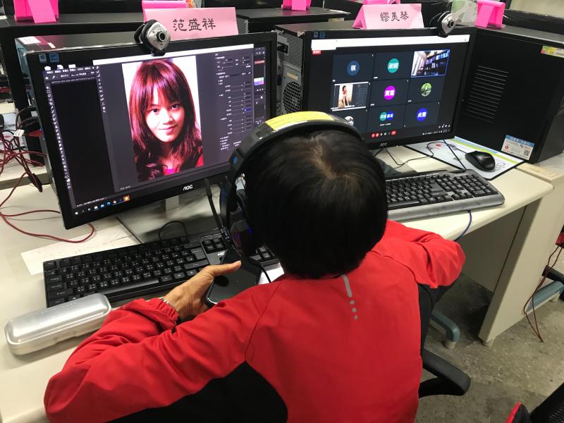 學員透過線上教學跟著實際操作