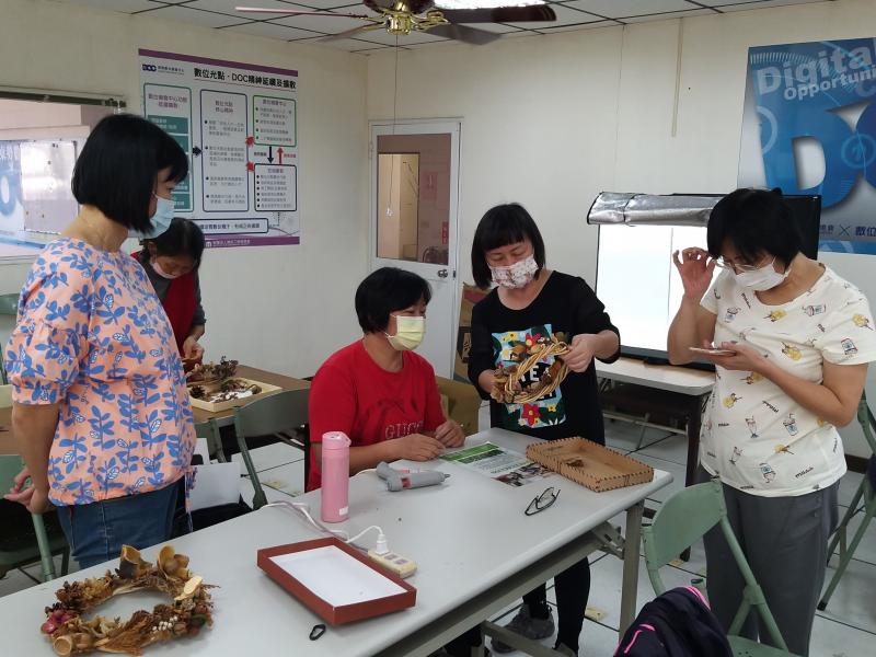 講師教導學員如何製作